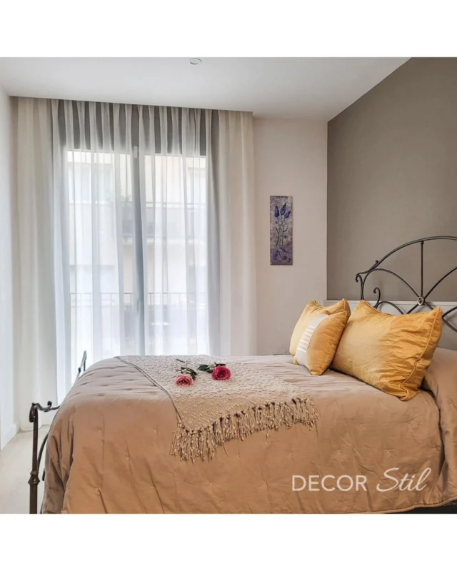 Triar les cortines adequades per al dormitori va molt més allà de seleccionar un simple accessori decoratiu. Aquestes peces no només aporten estil i personalitat, sinó que també compleixen funcions essencials, com regular l'entrada de llum, garantir la privacitat i, sovint, millorar l'aïllament tèrmic i acústic de l'habitació.