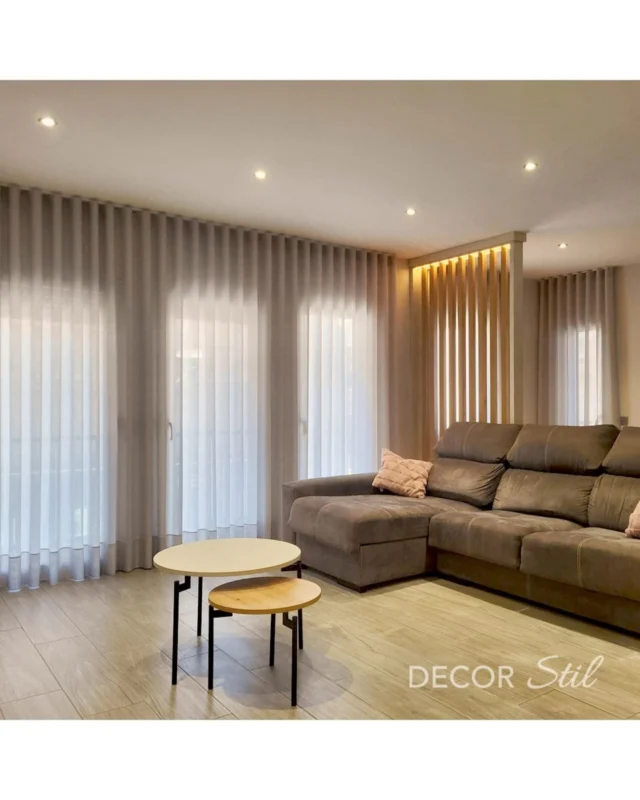 Les cortines d'ona perfecta, creen ones uniformes i suaus que brinden un aspecte modern i net. Són ideals per a ambients contemporanis i minimalistes, on es busca un disseny harmoniós i elegant.