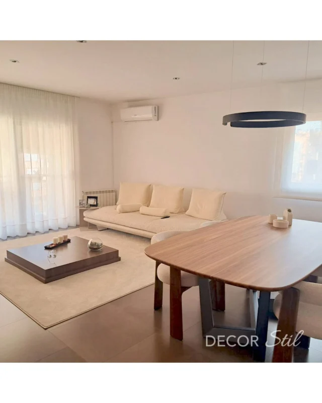 Les cortines són més que una simple decoració; són una eina poderosa per a transformar qualsevol sala. Triar els materials adequats, la instal·lació correcta i l'estil adequat pot donar-li al teu espai un canvi radical, combinant funcionalitat, estil i confort.
