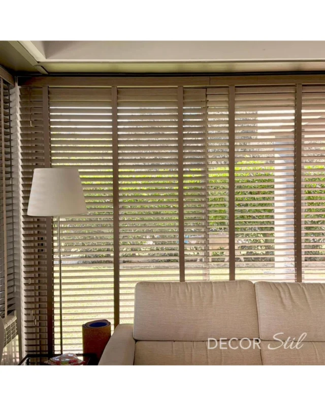 Les cortines venecianes ajuden a regular la llum natural que entra en un saló, amb més control de la llum que volem deixar passar, en poder regular gradualment la inclinació de les seves làmines. A més, es poden disposar en molts materials, des de tela i metall, fins a fusta o fibres naturals pel que és molt fàcil trobar la veneciana que encaixa perfectament amb cada estil de saló.