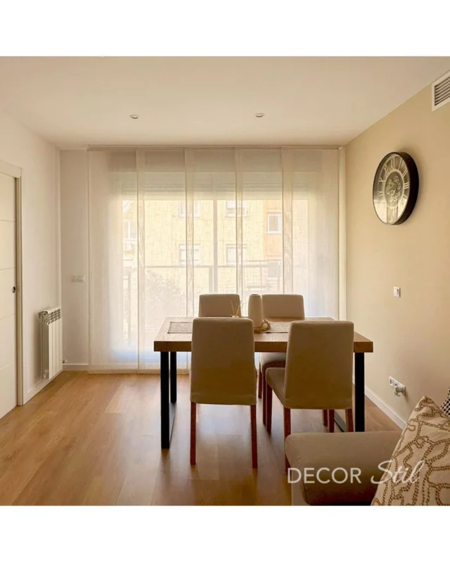 El Panell Japonès Translúcid permet el pas de la llum de manera difusa, creant un ambient suau i acollidor, ideal per a salons i menjadors, on es busca mantenir la lluminositat sense sacrificar la privacitat. Si a més es desitja ampliar l'espai, millor optar per colors neutres (blanc, gris, sorra).