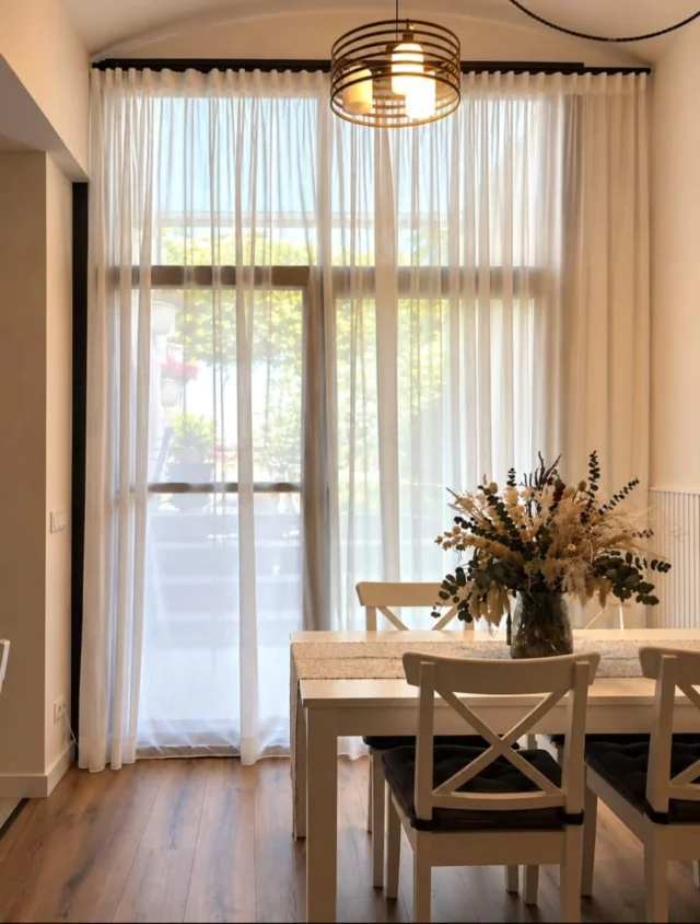 La llum ho canvia tot.
I saber vestir-la, encara més. ✨
Teixits que filtren la llum, aporten calidesa i transformen cada racó en un espai únic.
Cortines a mida per fer de casa, casa. 🤍

#LlarsAmsEstil#CortinesAMida#dissenydinteriors